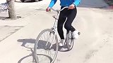 美女把自行车玩出了新高度，眼前的这一幕，真是让我不得不服！