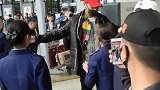 机场偶遇黄子韬，和安检小姐姐对视，小姐姐还害羞了