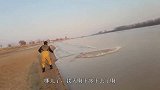 真给力！小伙黄河连续拖上2条超大鱼，众人围观羡慕坏了，发财了