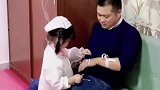 小棉袄给爸爸“治病”，长大千万别当护士，我害怕遇到你