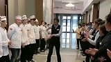 广东酒店里的，服务员小姐姐跳舞的搞笑操作！