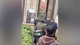 湖北一小区保安疑似与外卖员发生冲突，保安：今天就不让你进，滚