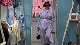理工学院某宿舍内，上演巴黎时装周走秀
