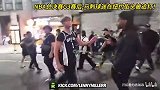 疯狂！赛后马刺球迷在纽约街头被一群人追打 衣服都被撕烂了