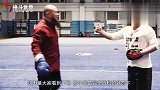 武林风王知亮传授大摆拳绝招，教学过程中一拳将拳靶打飞30米
