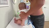 奶爸帮萌宝换尿不湿，手法还挺熟练的，应该是个好爸爸！