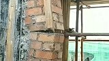这柱子怎么从中间折断了，这是偷工减料了