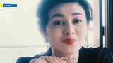 关之琳老了也有独特魅力，穿素色长裙出镜，身上依旧没赘肉