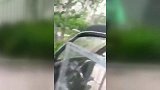 女子辱骂快递员是狗 用脚猛踢他人快递货品