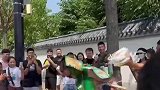地方风俗不一样，这是不是太过了