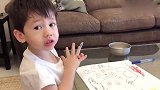 小宝宝这能说啊，画个画嘴巴就没停过，妈妈已在崩溃的边缘！