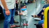 宝宝在地铁上站累了，下一秒的这个举动，太搞笑了