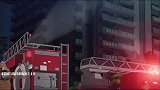 海浪之上：女孩被困火场，还不忘拿冲浪板，她是多爱冲浪啊