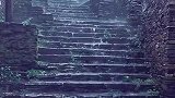 撑着油纸伞，独自徘徊在悠长悠长又寂寥的雨巷。