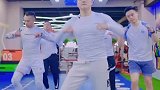 坤坤自信了，跳起来真带劲儿