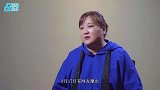 贾玲高校拍戏被偶遇，穿夹克戴头盔超接地气