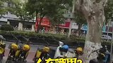 湖北襄阳：男子将自己锁后备箱又报警求救：试试逃生功能