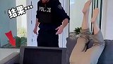 警察追小伙，小伙无奈躲在沙发里