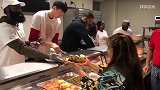 篮球-17年-大哥带小弟做慈善！哈登阿里扎携周琦向休城300户灾民发放感恩节食物-新闻