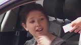 女警察带着宝宝检查证件，结果宝宝呕奶车主看傻眼