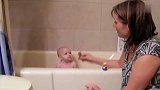 妈妈唱歌给洗澡的宝宝听，宝宝跟着二重奏咿呀咿呀呦，萌翻了