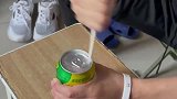 小伙子的搞笑迷惑开雪碧瓶盖方式！