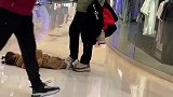 萌娃在商场躺地上给老爸撒娇