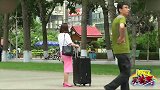 美女想在市里放烟火，疯狂找路人要打火机