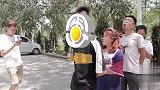 小伙等公交插队，没想乘客这样整治他