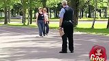 国外恶搞：遇到警察抓小偷，路人也没想到小丑却是自己！