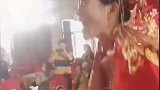 婚礼那天，新娘下跪向嫂子喊了一声妈