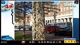 手枪成点缀 镶在柱子上