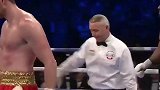 泰森附体！拳击手咬对手肚子 引起现场一片混乱