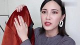 三四十岁女人，初春穿这精致帽衫搭半身裙，优雅减龄美的与众不同