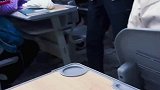 男生在教室给女孩织围巾，这样的男孩太少了