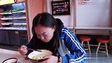 俩学生食堂吃饭抬杠，比赛吃醋和辣椒，真有意思