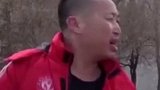宁夏一男孩坠入冰窟，路人赶紧上前救人，不慎掉入湖里。消防员赶到将体力不支的男子救起，男孩已不幸身亡。感动