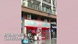 疑嫌汉堡店油烟味重，2楼老人拿水管浇水半小时，门店瞬间变水墙