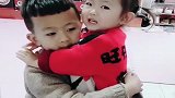 萌娃小妮妮挨训，找哥哥求救，不料这下把哥哥心疼坏了！