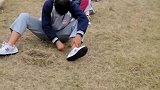苦了娃了，防空演习硬生生变成了拔草筑窝