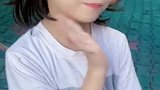 小女孩站在铁锹上神似八音盒里的小精灵！原来新疆真的遍地都是美女！