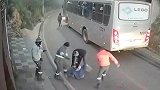巴西：女子遭尾随攻击 一群路过大哥揍跑2名施暴者