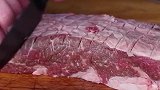 拿来一块上等的牛肉，涂抹上秘制的酱料，最后切开你敢吃吗？