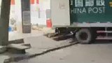 快递到达快递站，送货小哥把货直接扔进去