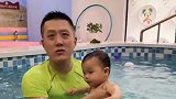 小宝宝第一次游泳就这么棒，这技术真牛，在水里玩的真厉害！