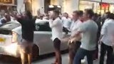 拦下每辆车做庆祝动作！英格兰国内球迷街头“任性”庆祝胜利