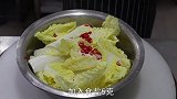 大厨教你做酸爽娃娃菜卷，香辣脆爽超下饭，做法特简单，味道超赞
