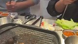 男子吃一口肉咬一口菜，原来烤肉还能这样吃