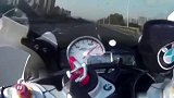 南京一摩托车高速飙车 时速飙到299公里
