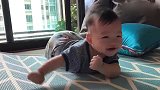 妈妈逗可爱的小宝宝玩，宝宝开心的都要在床上起飞了